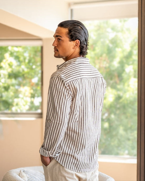Gestreiftes Herrenhemd